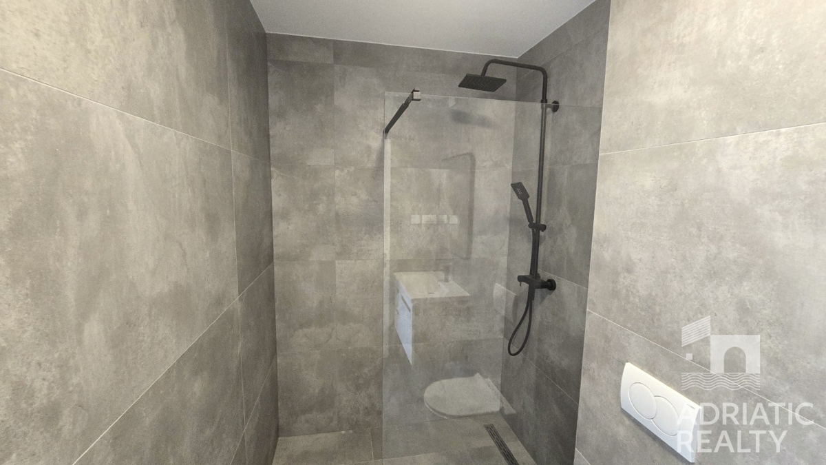 Vodice, nuova costruzione, appartamento su due livelli con due camere da letto e terrazza