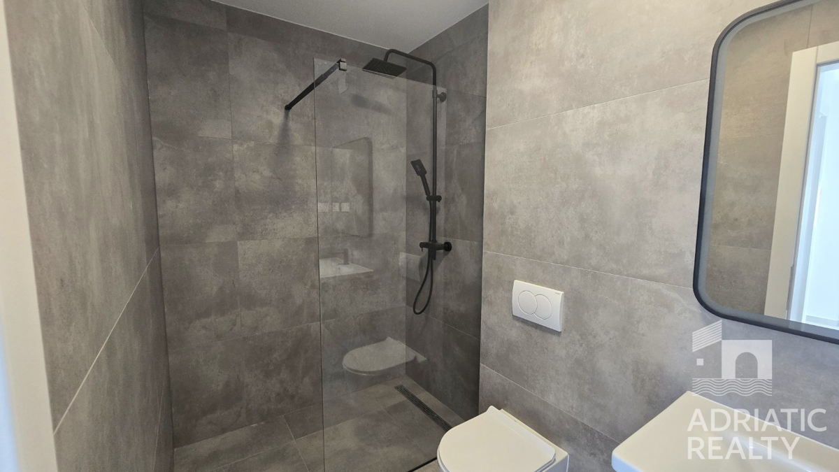 Vodice, nuova costruzione, appartamento su due livelli con due camere da letto e terrazza