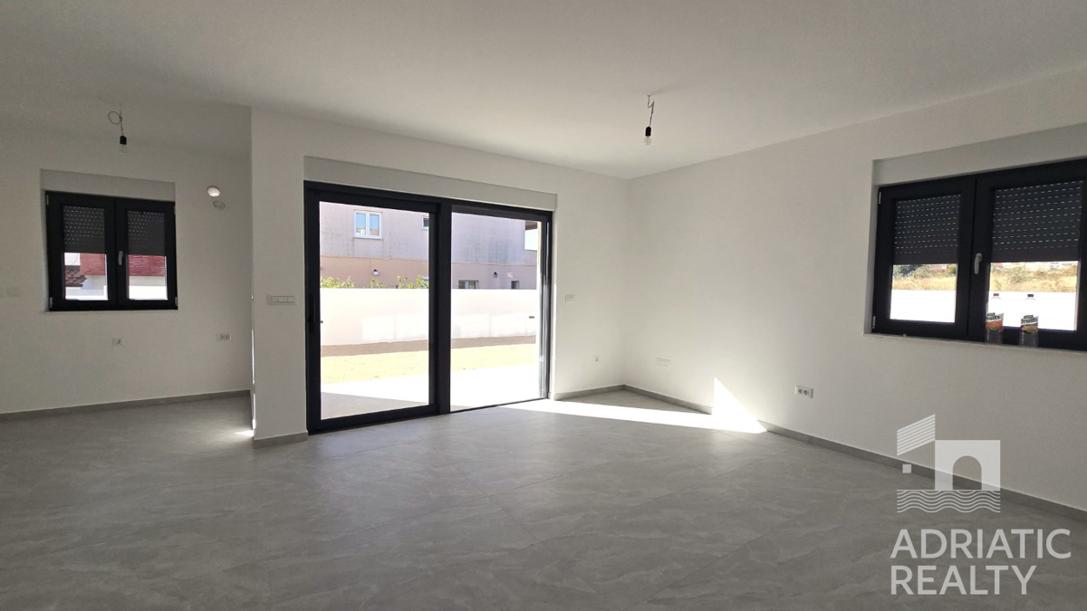 Vodice, nuova costruzione, appartamento su due livelli con due camere da letto e terrazza