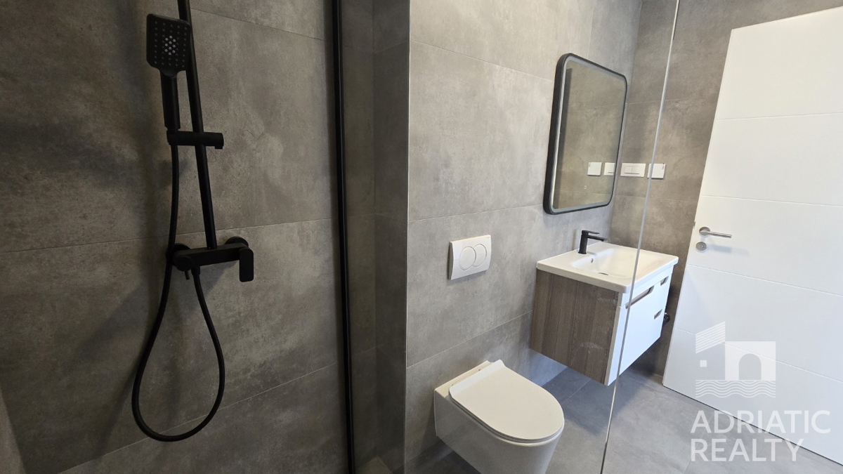 Vodice, nuova costruzione, appartamento su due livelli con due camere da letto e terrazza