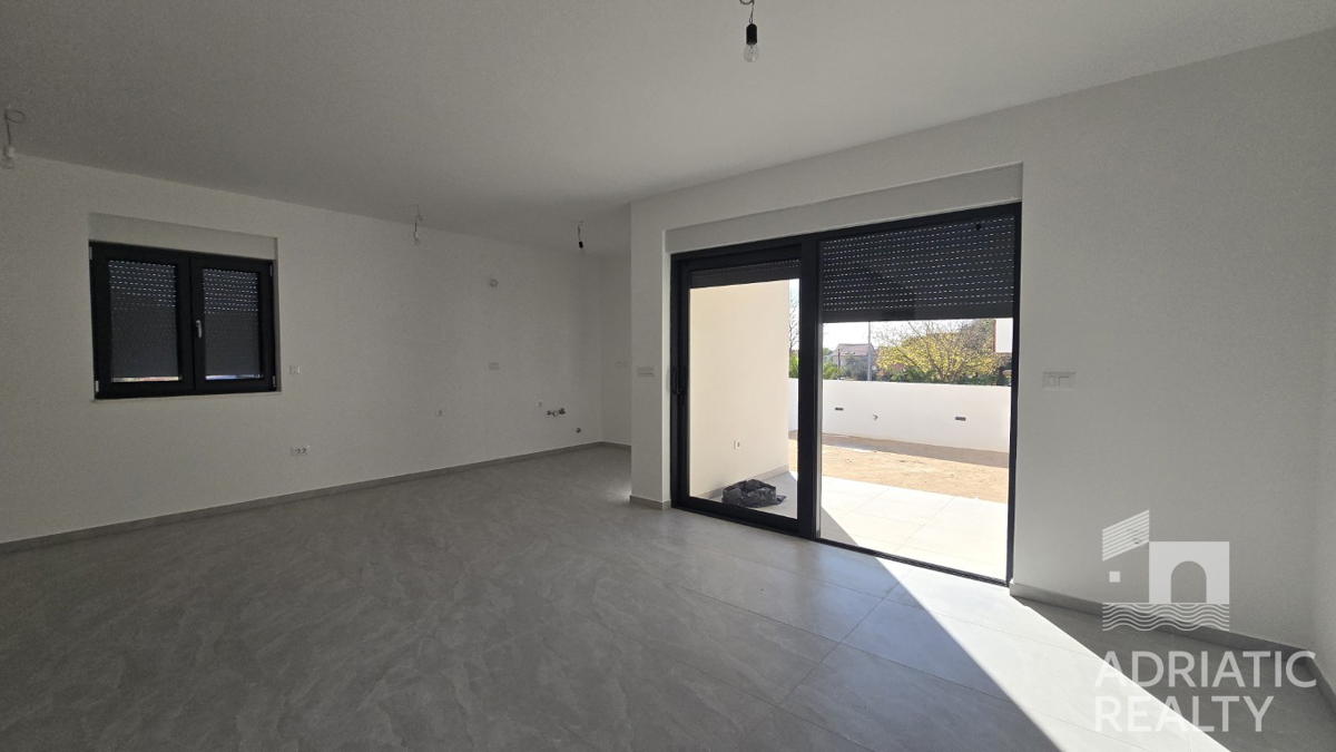 Vodice, appartamento su due livelli con giardino e 2 posti auto