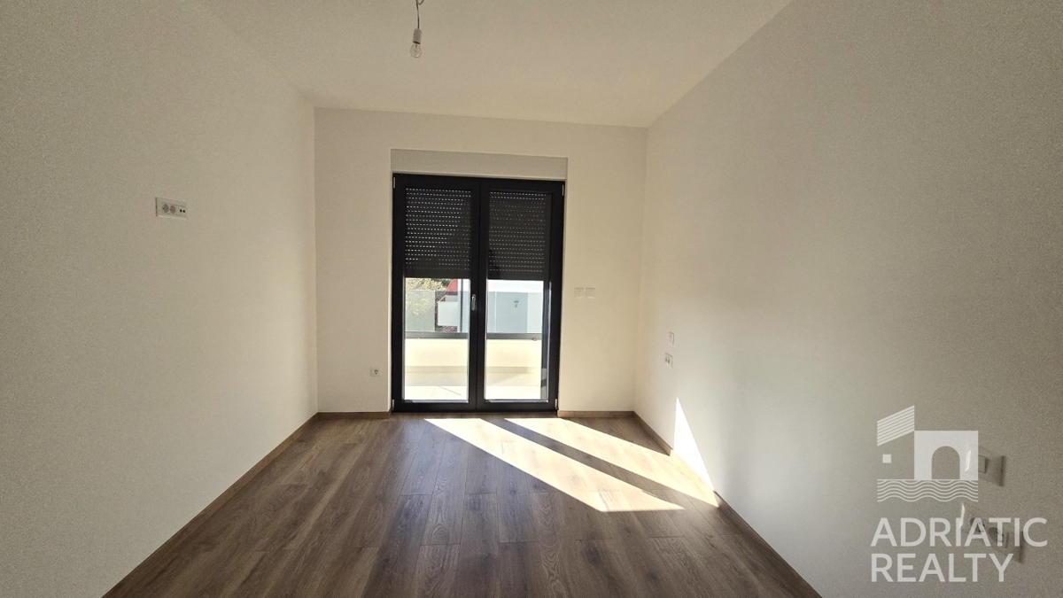 Vodice, appartamento su due livelli con giardino e 2 posti auto