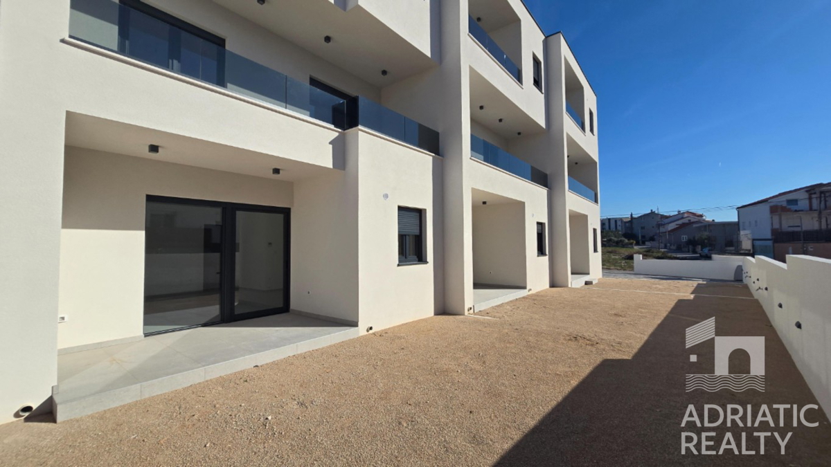 Vodice, appartamento su due livelli con giardino e 2 posti auto