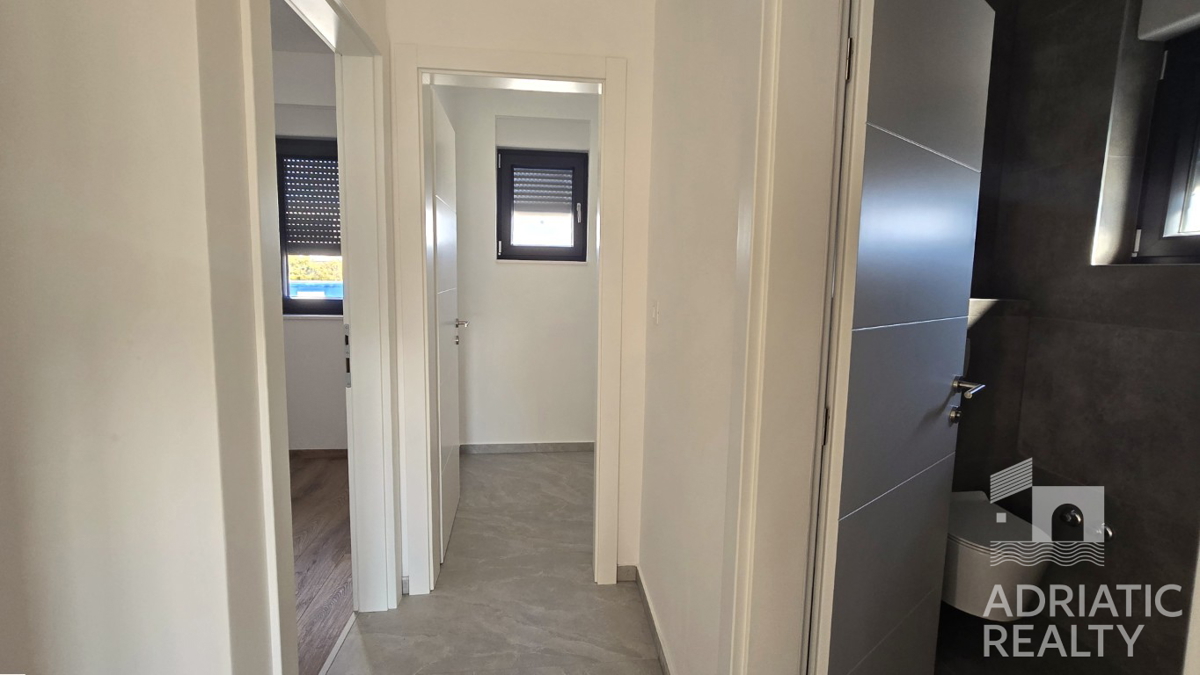 Vodice, appartamento su due livelli con giardino e 2 posti auto