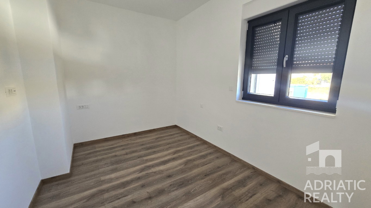 Vodice, appartamento su due livelli con giardino e 2 posti auto