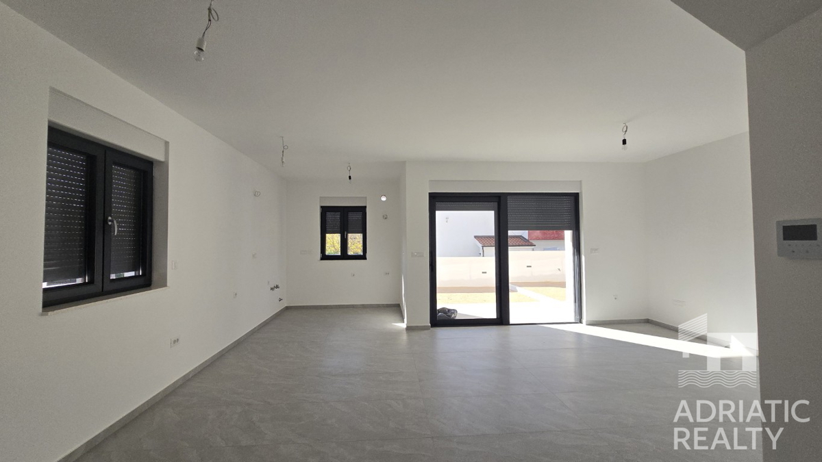 Vodice, appartamento su due livelli con giardino e 2 posti auto