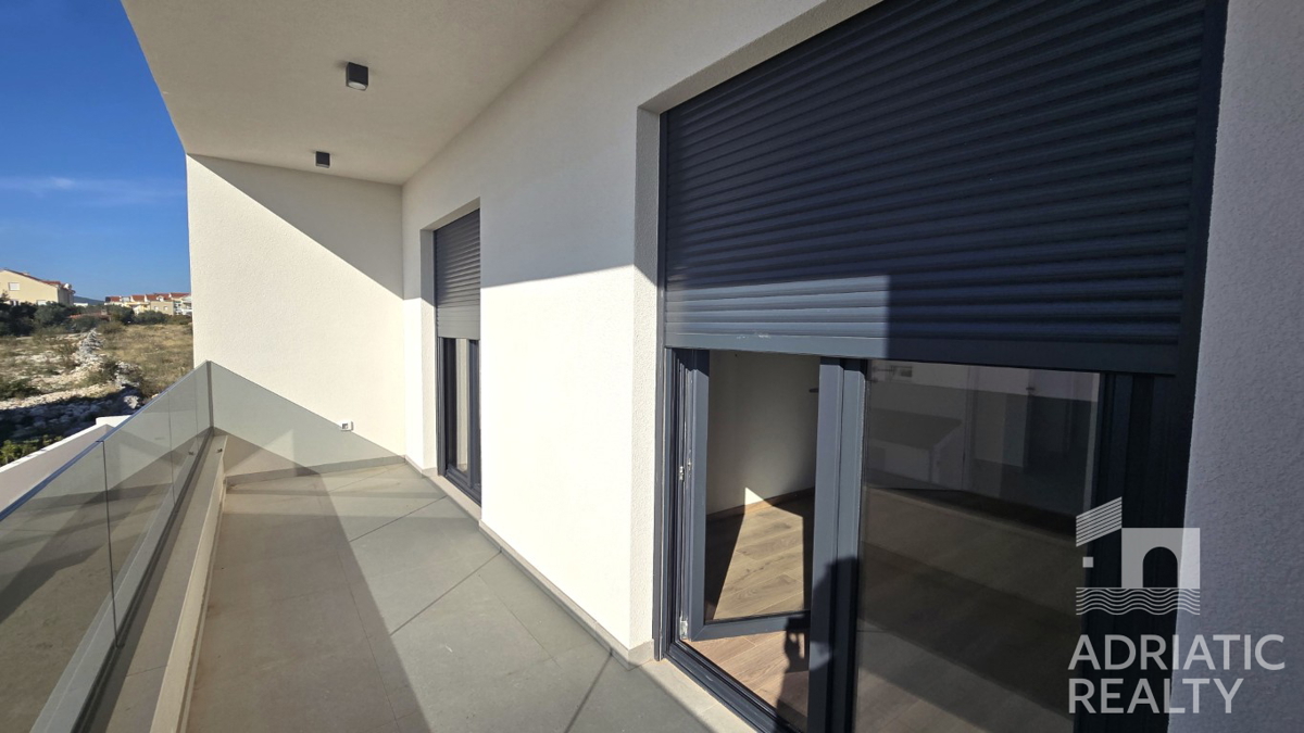 Vodice, appartamento su due livelli con giardino e 2 posti auto