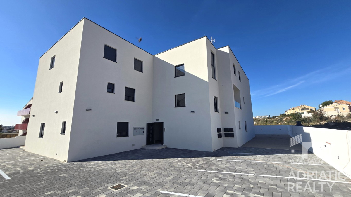 Vodice, appartamento su due livelli con giardino e 2 posti auto