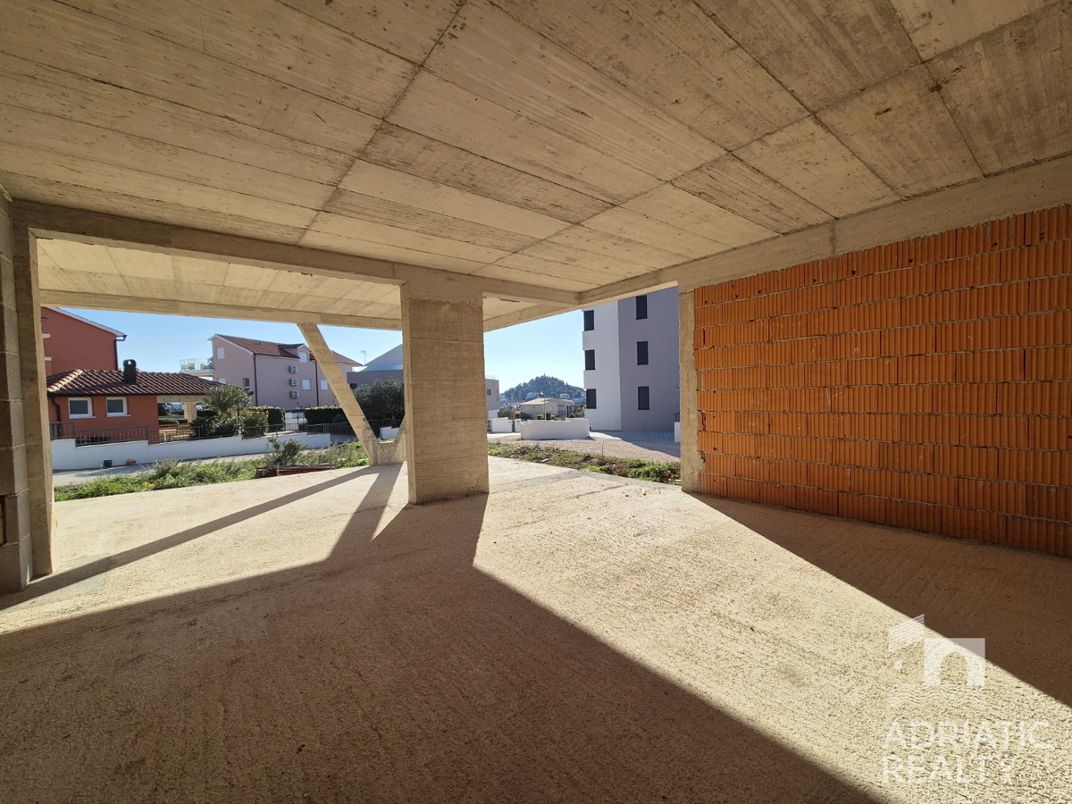 Tribunj, ampio appartamento con giardino e terrazza in una moderna nuova costruzione