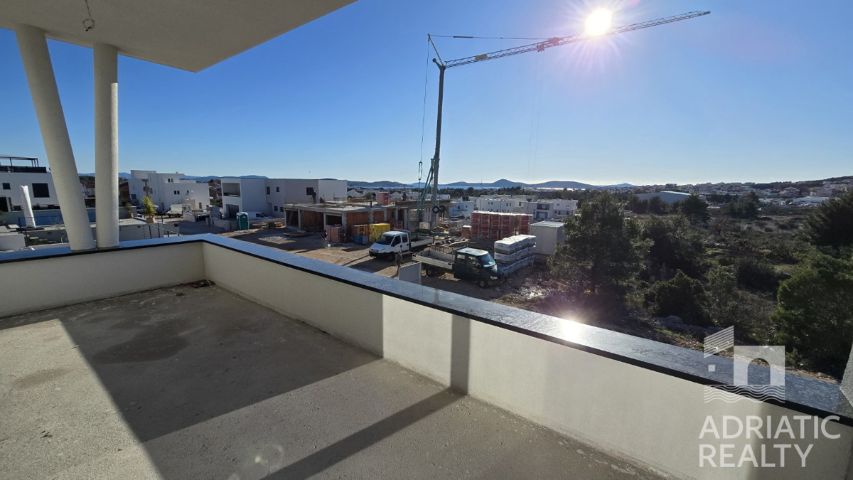 Vodice, appartamento su due piani con terrazza sul tetto e splendida vista sul mare