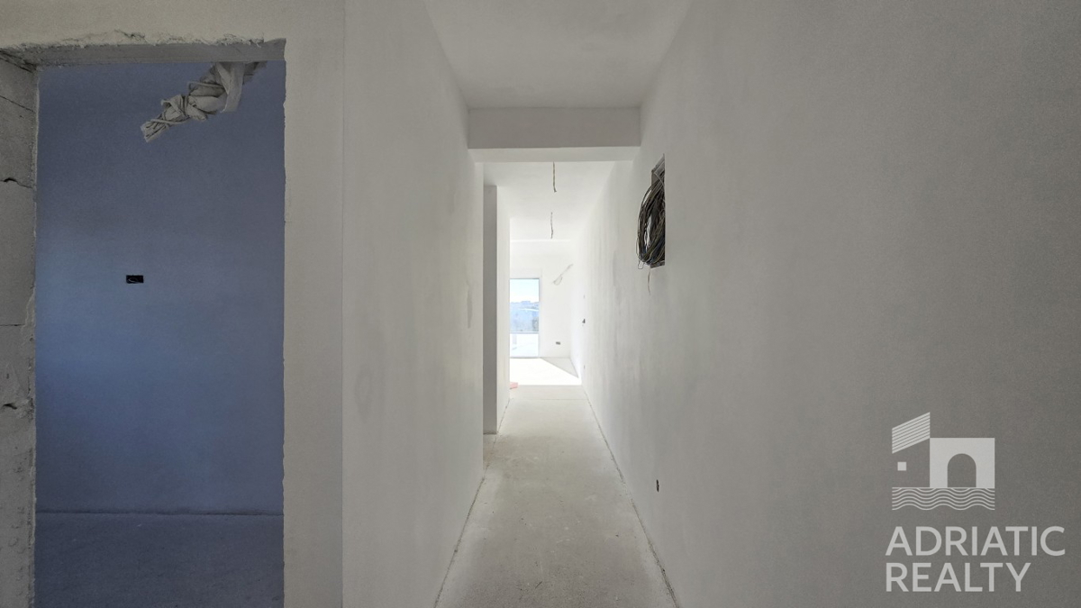 Vodice, appartamento su due piani con terrazza sul tetto e splendida vista sul mare