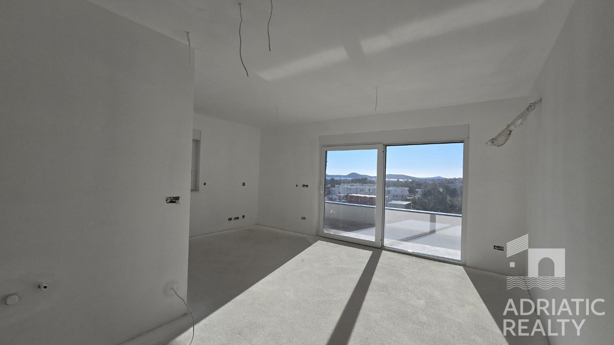 Vodice, appartamento su due piani con terrazza sul tetto e splendida vista sul mare