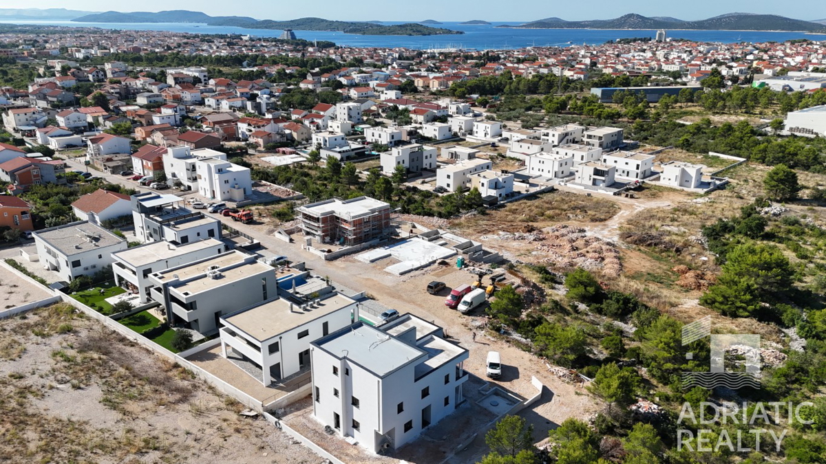 Vodice, appartamento su due piani con terrazza sul tetto e splendida vista sul mare
