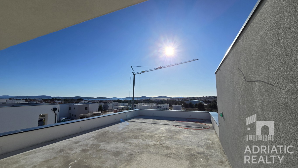 Vodice, appartamento su due piani con terrazza sul tetto e splendida vista sul mare