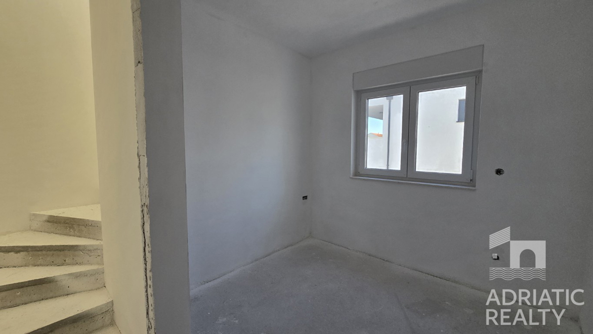 Vodice, appartamento su due piani con terrazza sul tetto e splendida vista sul mare