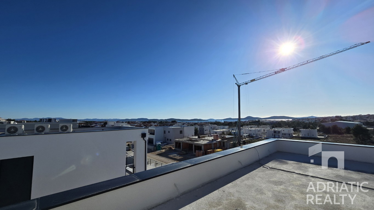 Vodice, appartamento su due piani con terrazza sul tetto e splendida vista sul mare