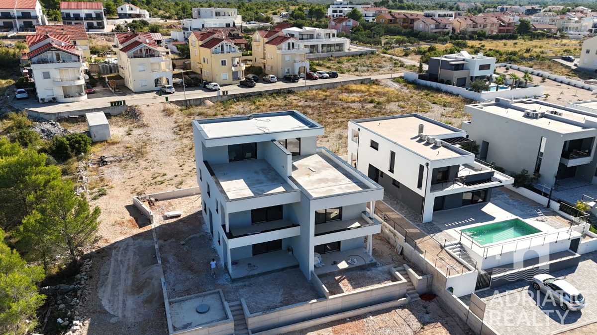 Vodice, appartamento su due piani con terrazza sul tetto e splendida vista sul mare