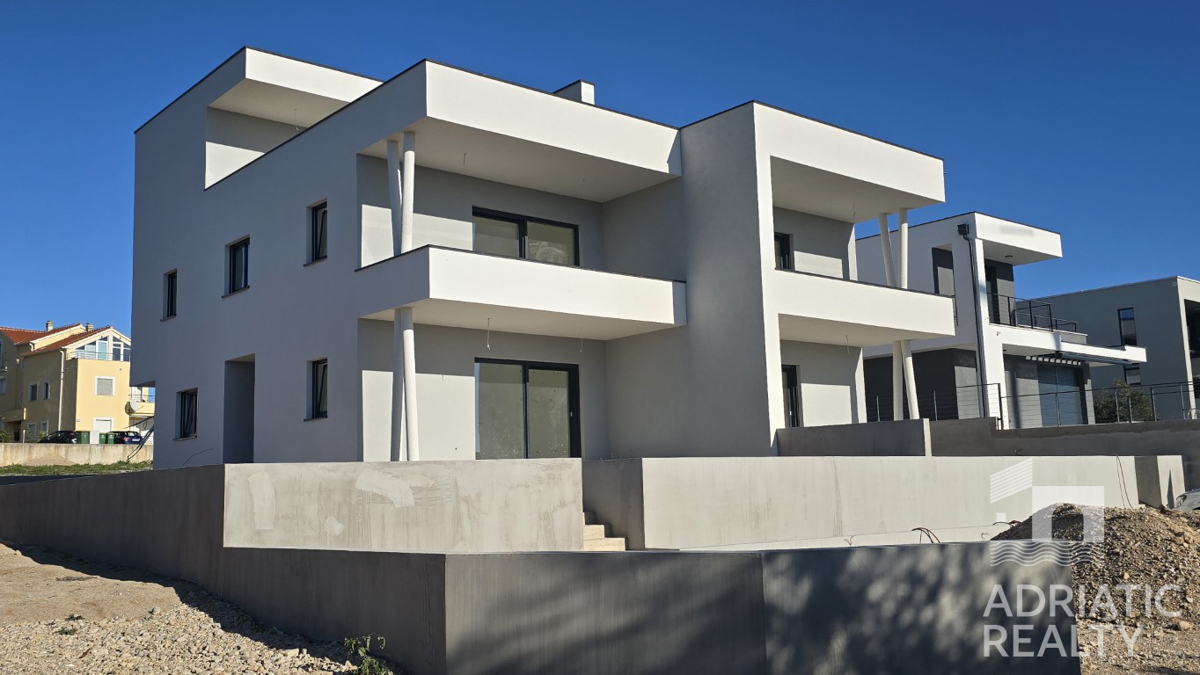 Vodice, appartamento su due piani con terrazza sul tetto e splendida vista sul mare