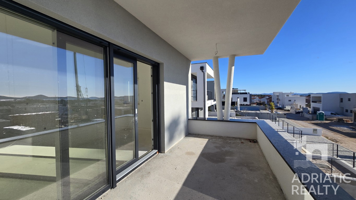 Vodice, appartamento su due piani con terrazza sul tetto e splendida vista sul mare