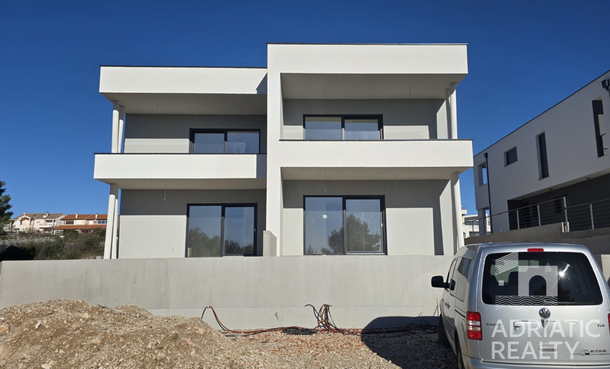 Vodice, appartamento su due piani con terrazza sul tetto e splendida vista sul mare