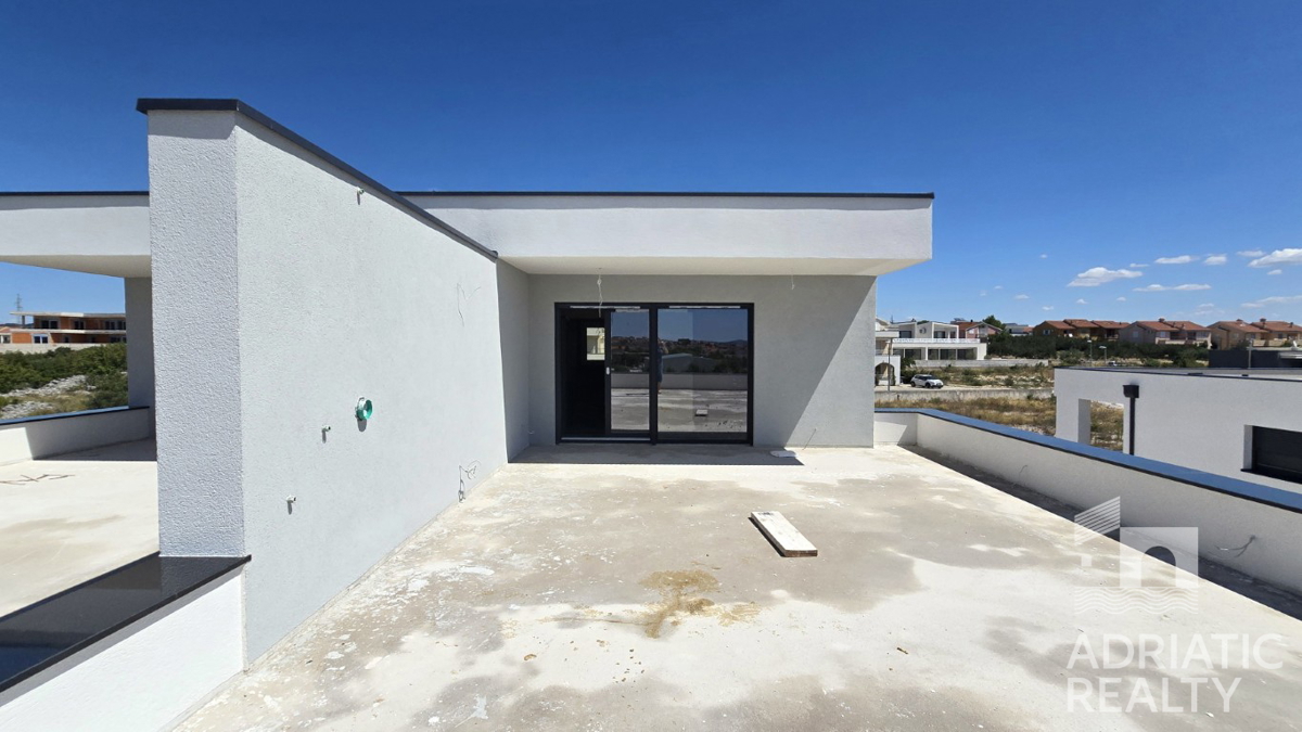 Vodice, appartamento su due piani con terrazza sul tetto e splendida vista sul mare