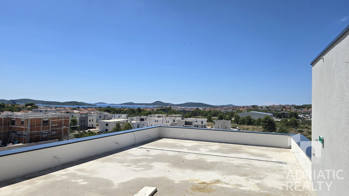 Vodice, appartamento su due piani con terrazza sul tetto e splendida vista sul mare