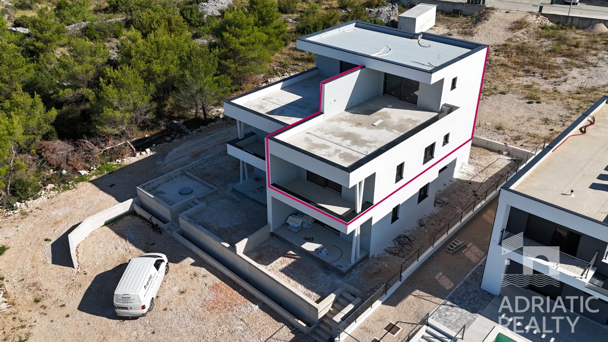 Vodice, appartamento su due piani con terrazza sul tetto e splendida vista sul mare