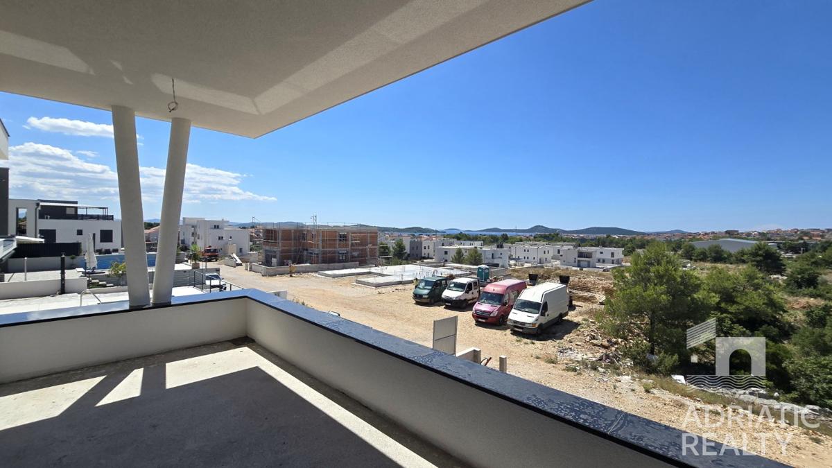 Vodice, appartamento su due piani con terrazza sul tetto e splendida vista sul mare