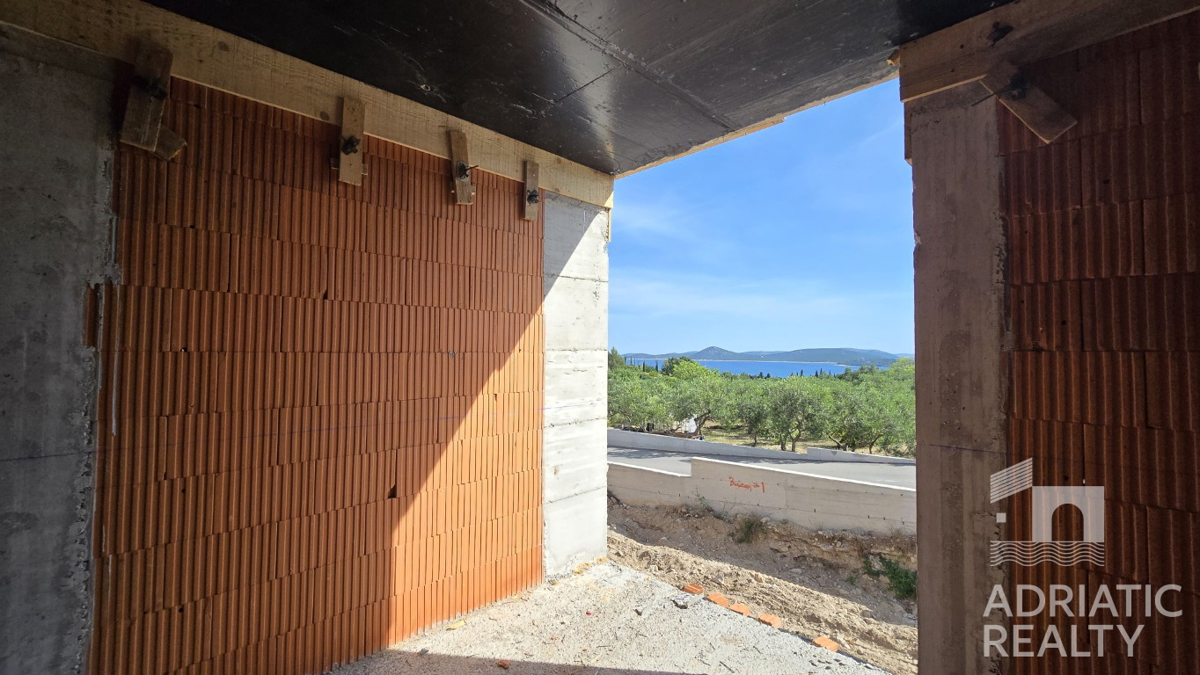 Vodice, nuovo progetto, casa moderna con piscina e terrazza sul tetto