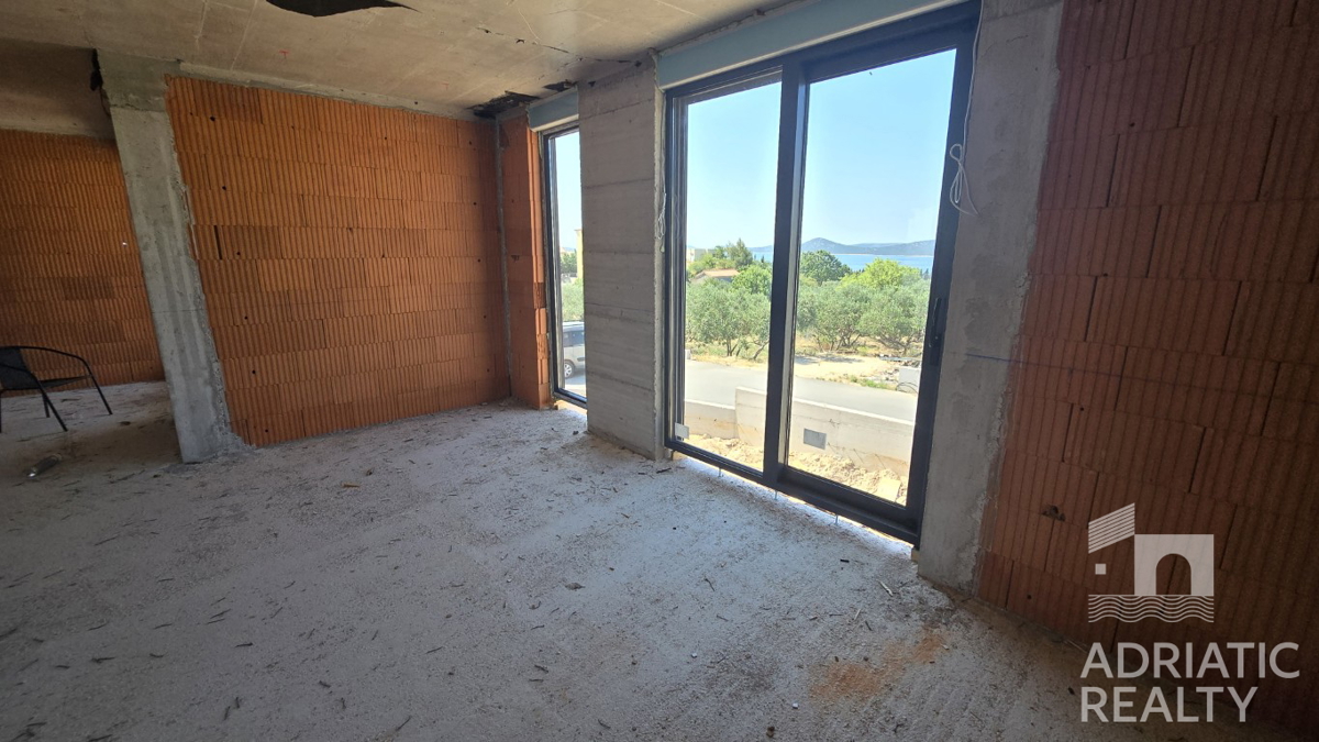 Vodice, nuovo progetto, casa moderna con piscina e terrazza sul tetto