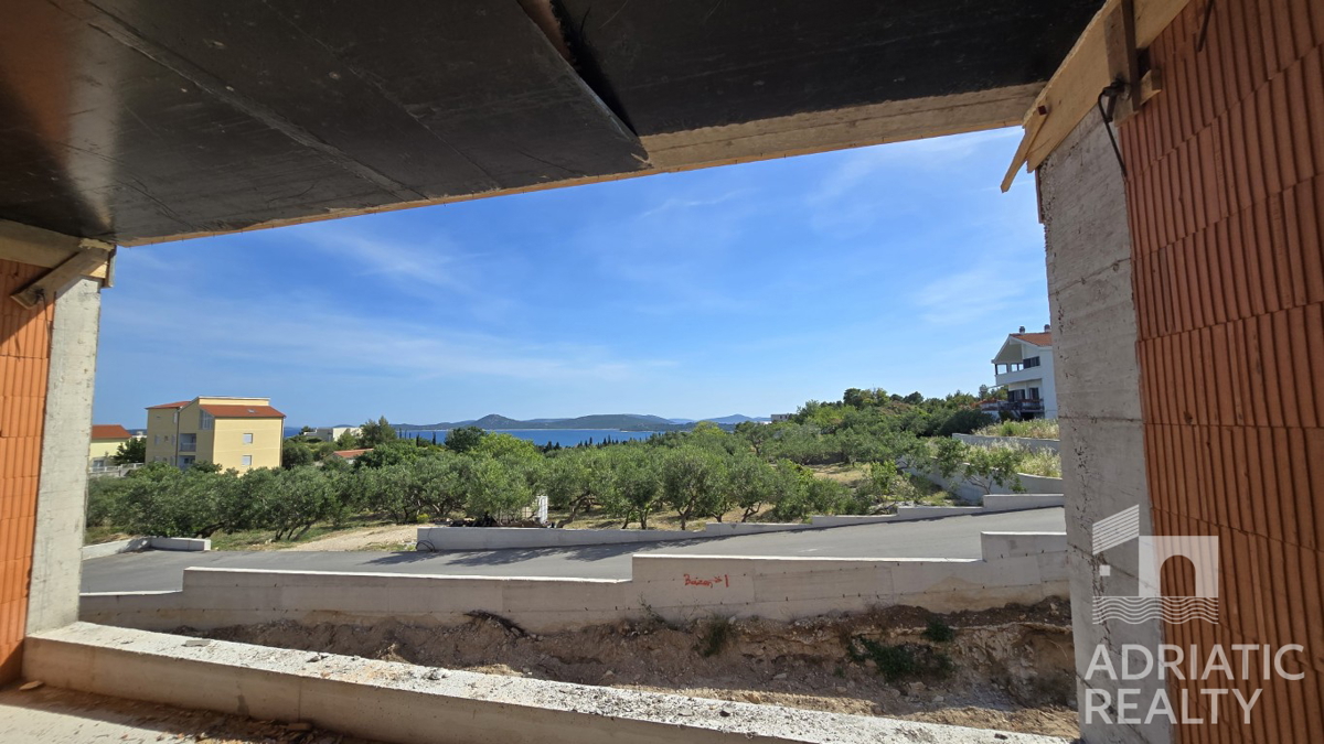 Vodice, nuovo progetto, casa moderna con piscina e terrazza sul tetto