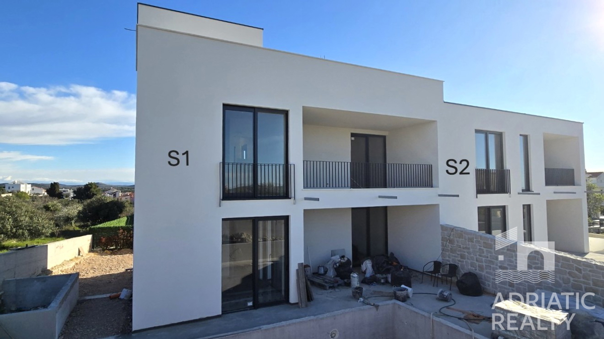 Vodice, nuovo progetto, casa moderna con piscina e terrazza sul tetto