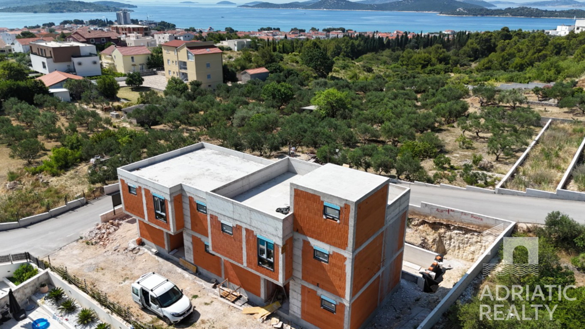 Vodice, nuovo progetto, casa moderna con piscina e terrazza sul tetto