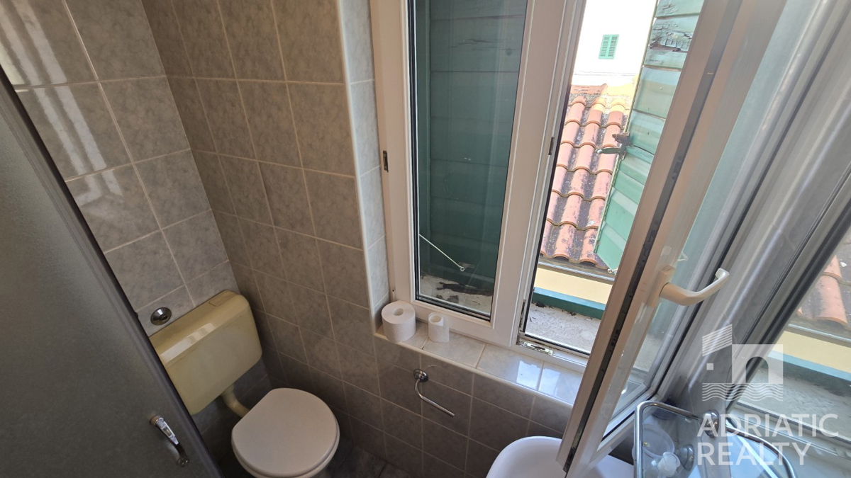 Vodice, casa in pietra con spazio commerciale - vista mare