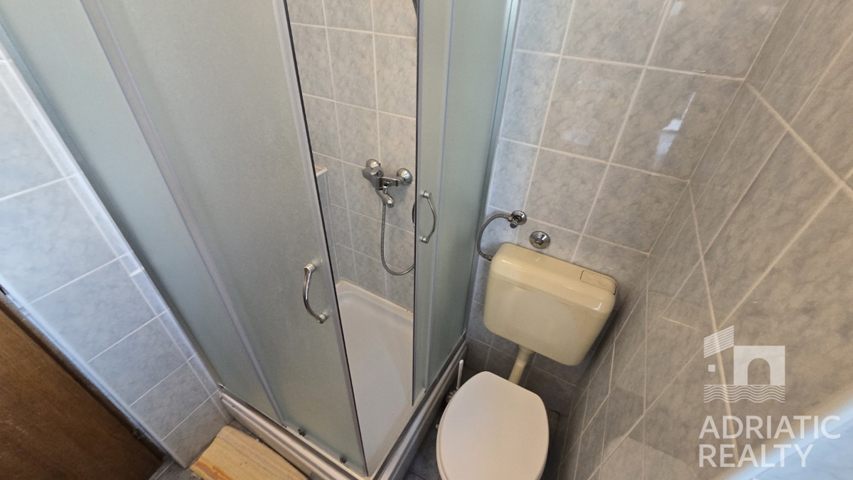 Vodice, casa in pietra con spazio commerciale - vista mare