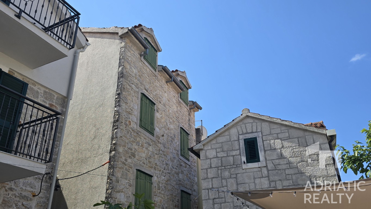 Vodice, casa in pietra con spazio commerciale - vista mare