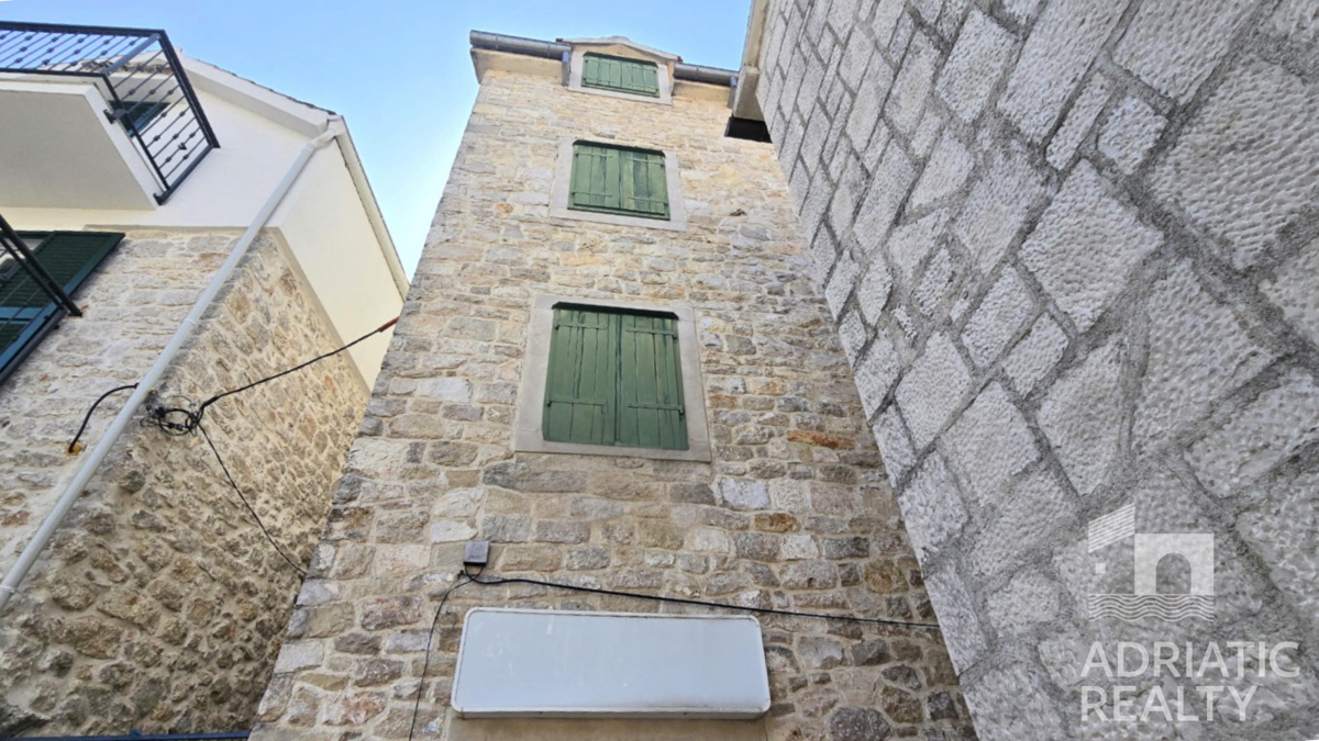Vodice, casa in pietra con spazio commerciale - vista mare