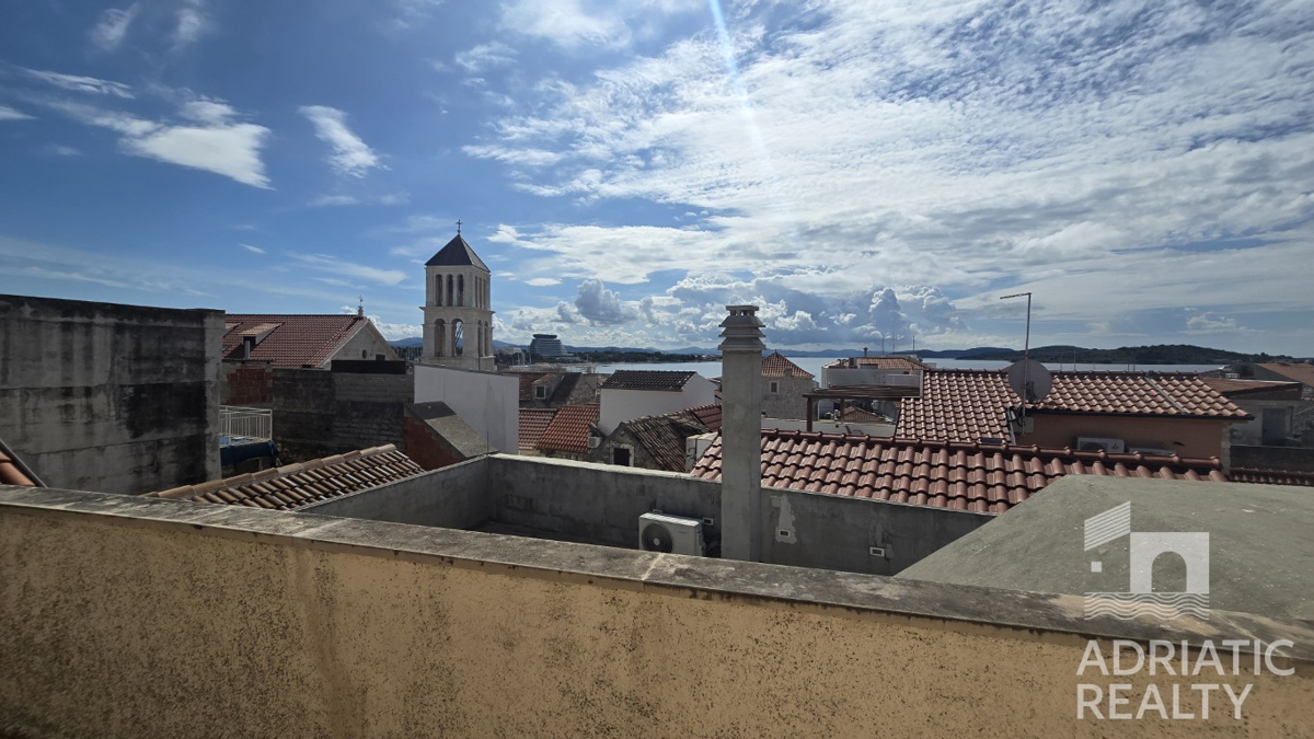 Vodice, casa in pietra con spazio commerciale - vista mare