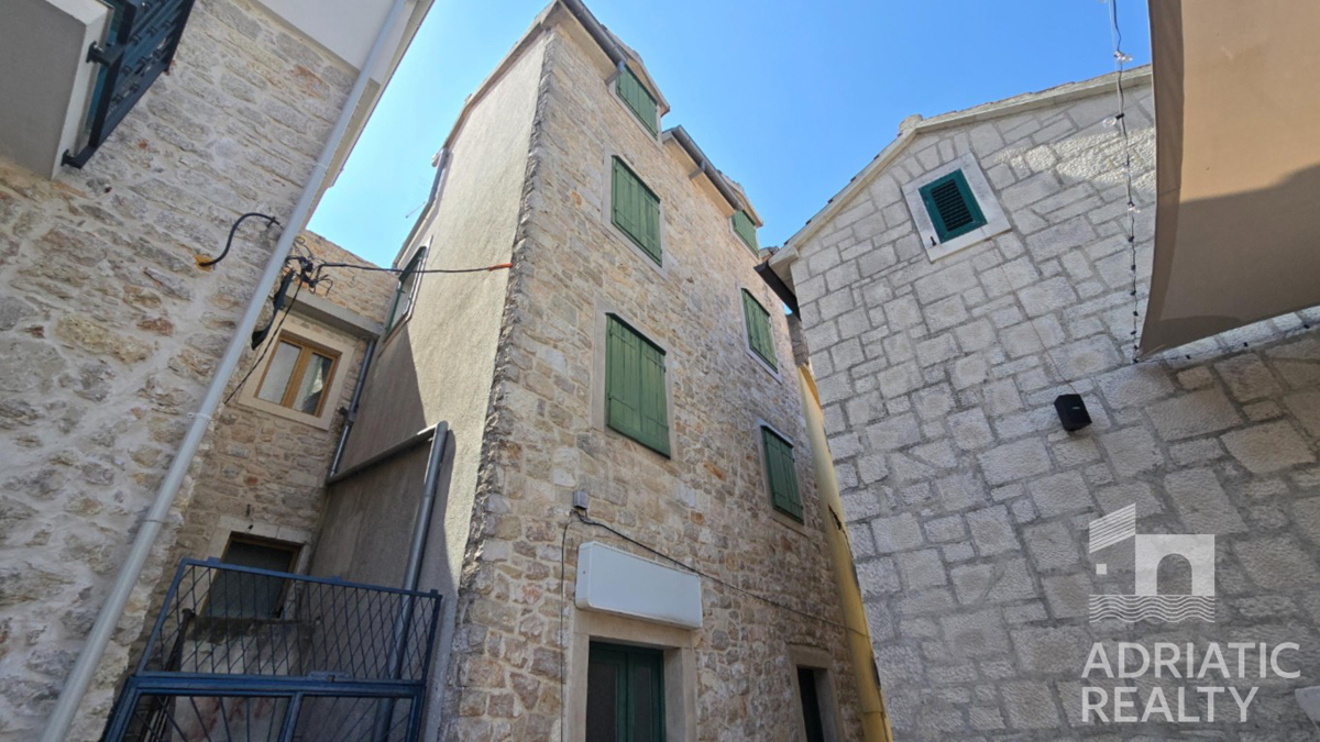 Vodice, casa in pietra con spazio commerciale - vista mare