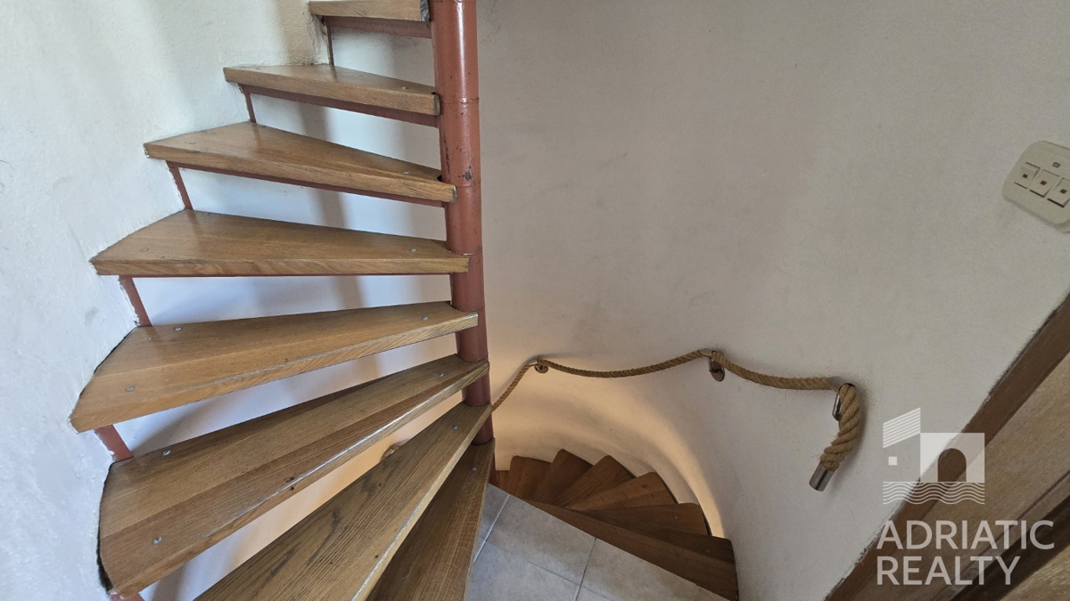 Vodice, casa in pietra con spazio commerciale - vista mare