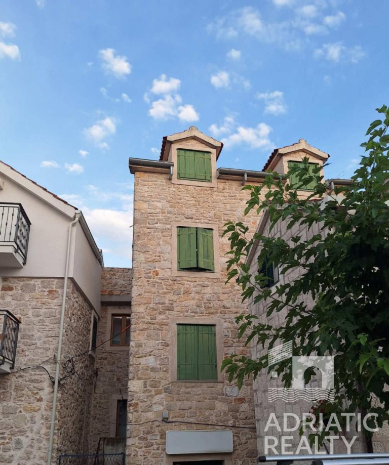 Vodice, casa in pietra con spazio commerciale - vista mare