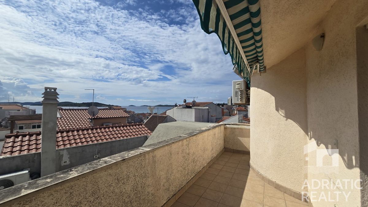 Vodice, casa in pietra con spazio commerciale - vista mare