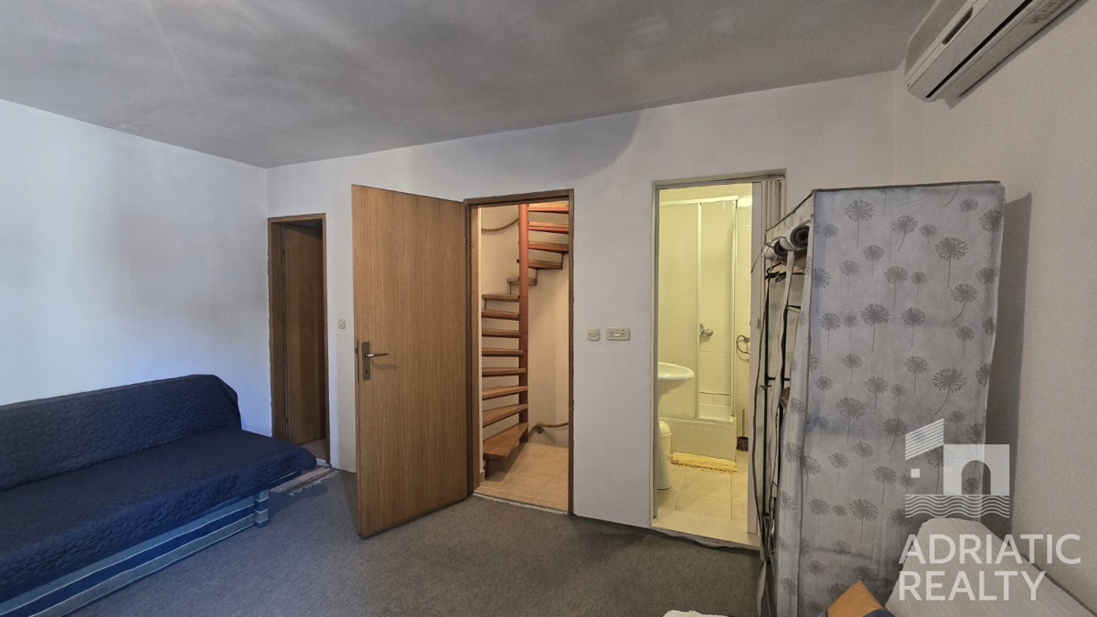 Vodice, casa in pietra con spazio commerciale - vista mare