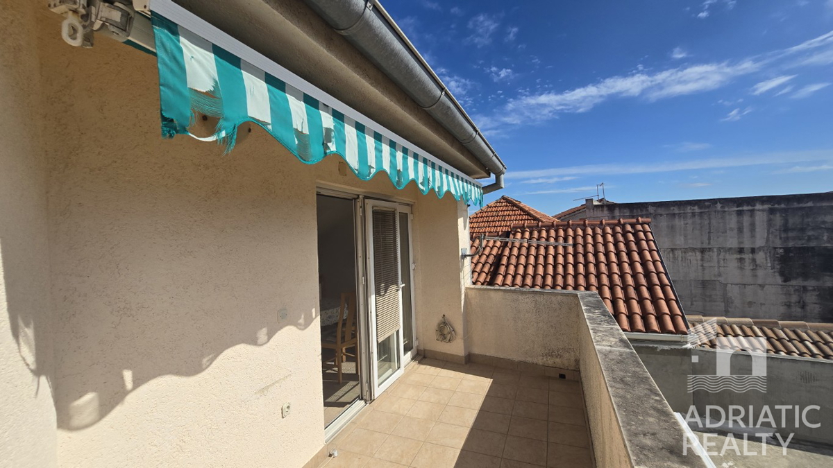 Vodice, casa in pietra con spazio commerciale - vista mare