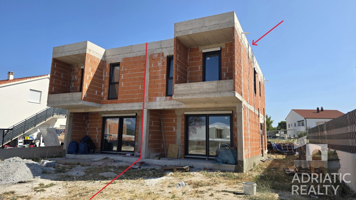 Vodice, moderna doppia casa con piscina