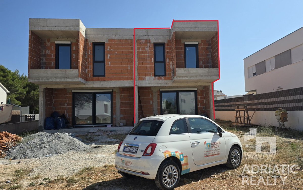 Vodice, moderna doppia casa con piscina