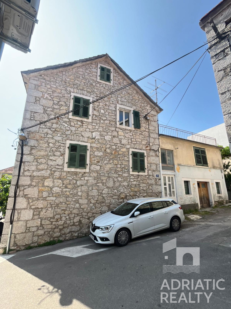 Vodice, casa in pietra autoctona da ristrutturare nel centro del paese