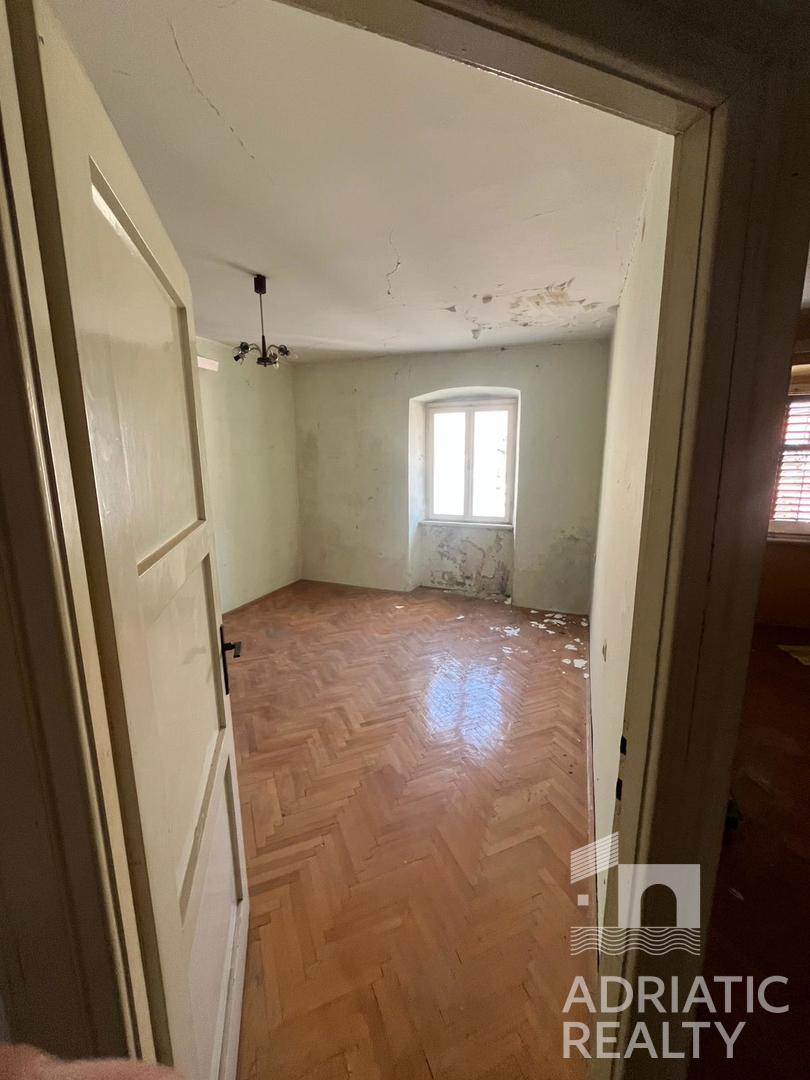 Vodice, casa in pietra autoctona da ristrutturare nel centro del paese