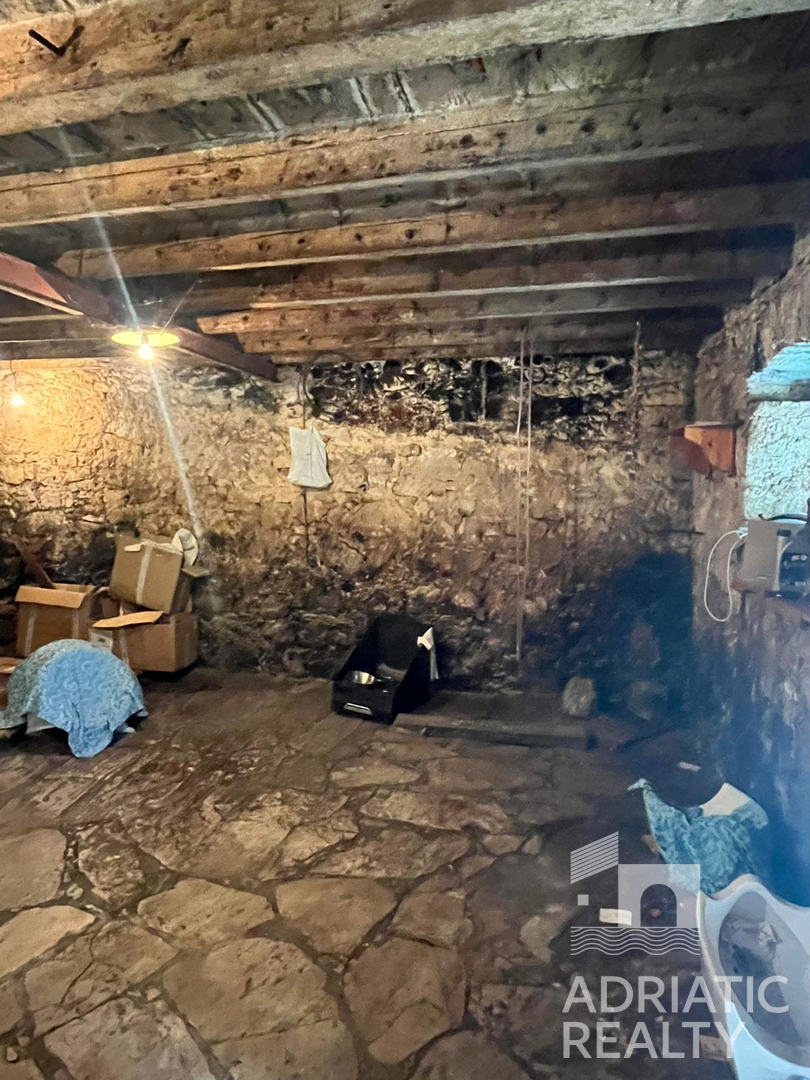 Vodice, casa in pietra autoctona da ristrutturare nel centro del paese