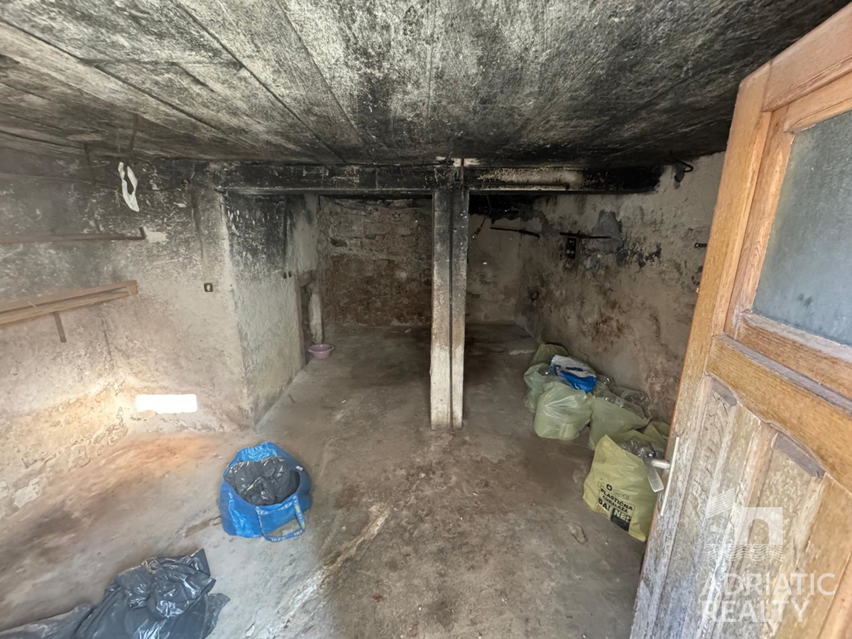 Vodice, casa in pietra autoctona da ristrutturare nel centro del paese